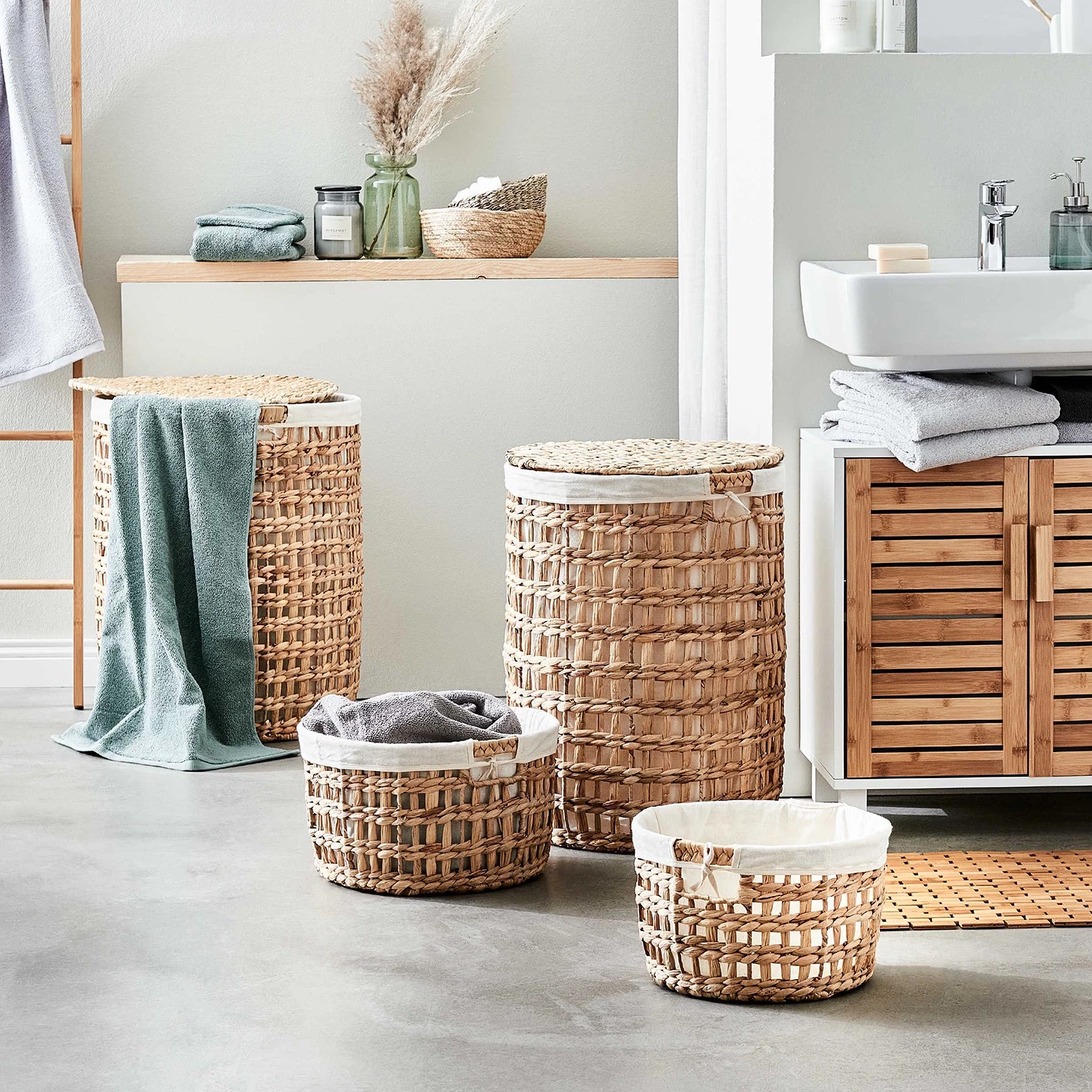 Butlers Wäschekorb mit Wäschesack HONEY COMB - Baumwolle / Eisen / Wasserhyazinthe - Natur / Creme - Durchmesser: 38 cm 2 Butlers Wäschekorb mit Wäschesack HONEY COMB - Baumwolle / Eisen / Wasserhyazinthe - Natur / Creme - Durchmesser: 38 cm – Bild 2