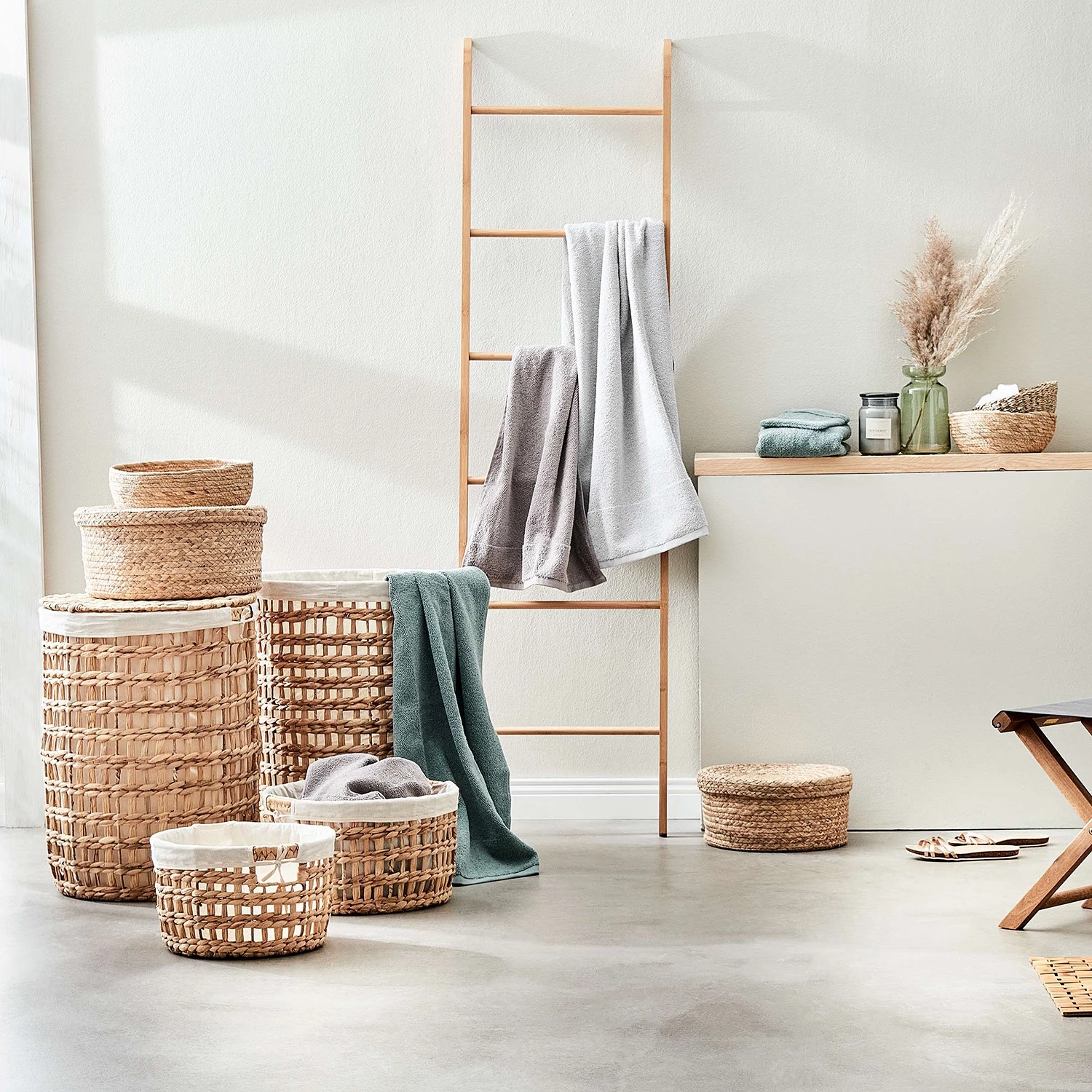 Butlers Wäschekorb mit Wäschesack HONEY COMB - Baumwolle / Eisen / Wasserhyazinthe - Natur / Creme - Durchmesser: 38 cm 3 Butlers Wäschekorb mit Wäschesack HONEY COMB - Baumwolle / Eisen / Wasserhyazinthe - Natur / Creme - Durchmesser: 38 cm – Bild 3